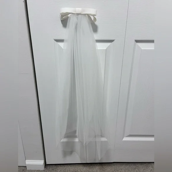 Show Me Your MuMu White Ari Bow Veil - Picture 6 of 13